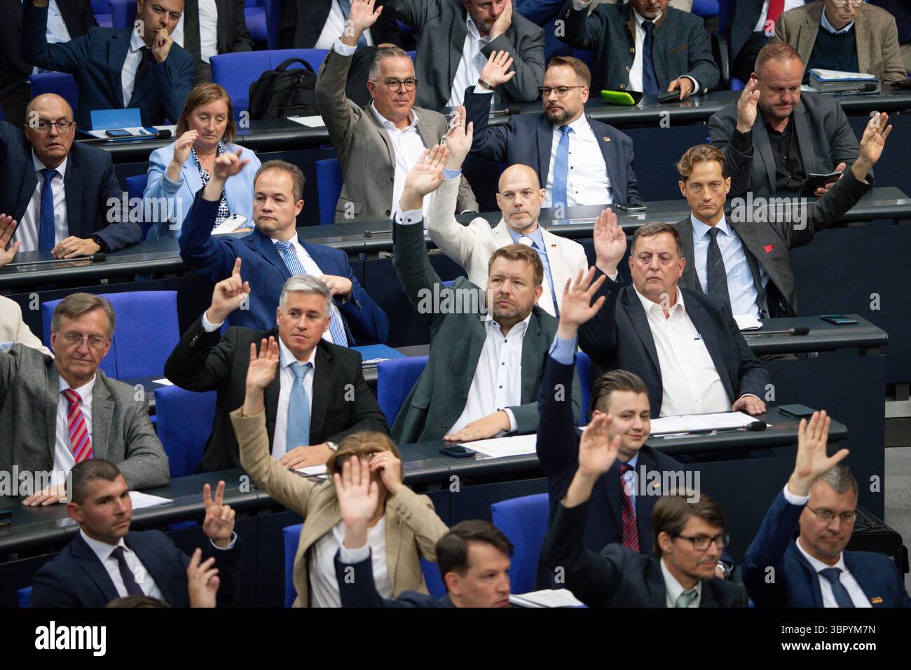 Deutscher Bundestag, 18. Plenarsitzung Abstimmung der AfD Fraktion zum Tagesordnungspunkt Zulassungsverfahren nach d. Bundes-ImmissionsschutzG bei der 18. Sitzung des Deutschen Bundestages in Berlin, 10.07.2025 Berlin Berlin Deutschland *** Deutscher Bundestag, 18 Plenartagung Abstimmung der AfD-Fraktion zum Tagesordnungspunkt Genehmigungsverfahren nach dem Bundesimmissionsschutzgesetz auf der 18. Tagung des Deutschen Bundestages in Berlin, 10 07 2025 Berlin Berlin Deutschland Stockfoto
