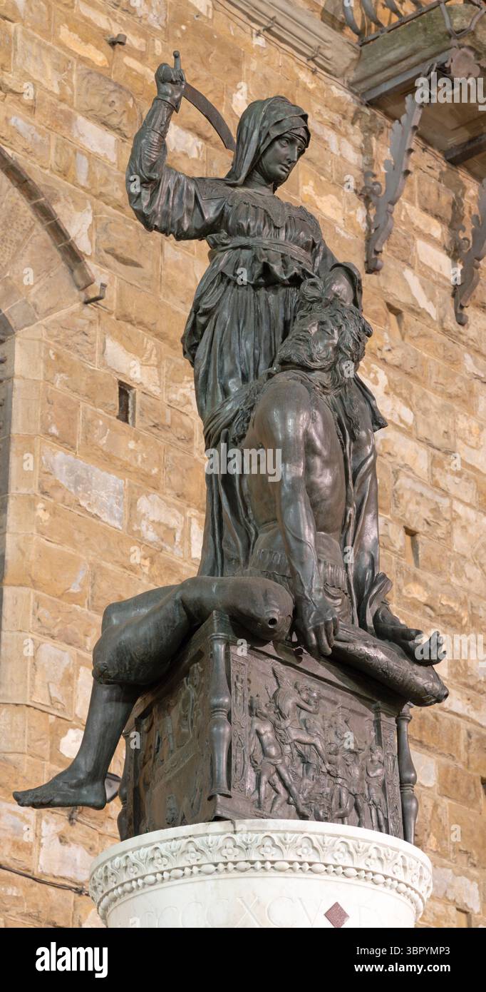 FLORENZ, ITALIEN - 17. MÄRZ 2025: Die Bronzestatue Judith, die Holofernes enthauptet, vor dem Palazzo Vecchio von Donatello - Kopie (1453-1457). Stockfoto
