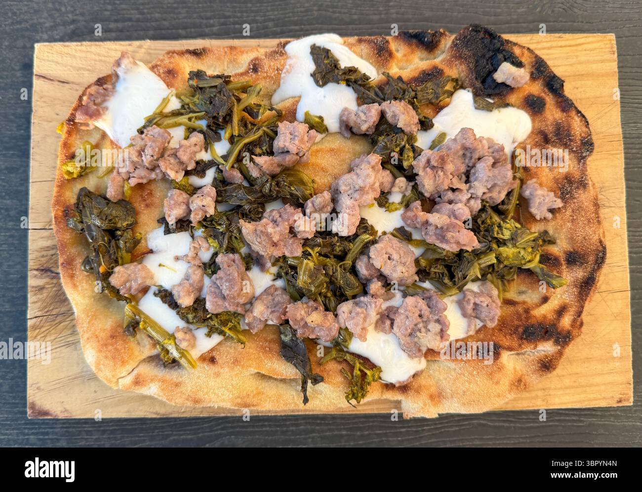 Fladenbrot im römischen Stil mit Wurst und sautiertem Brokkoli-rabe Stockfoto