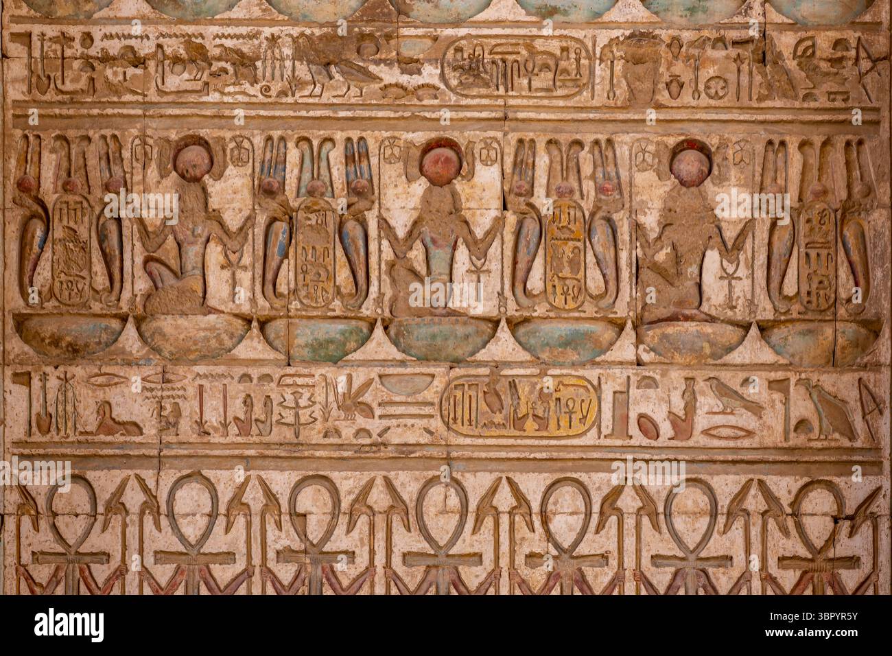 Hieroglyphendekorationen am Tor zum Tempel von Khonsu innerhalb des Karnak Tempelkomplexes Luxor Stockfoto