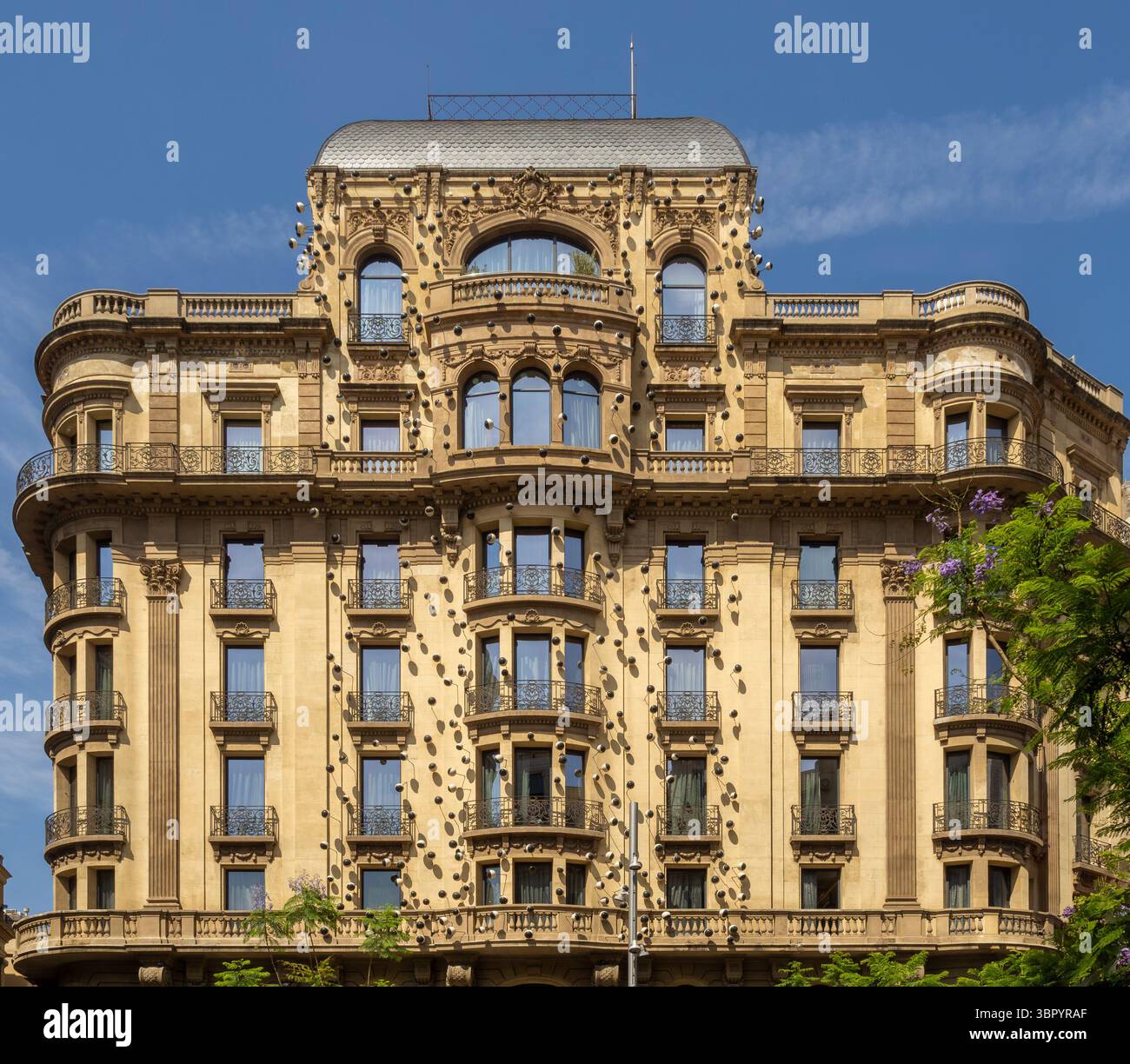 Die einzigartige „Mur d'ulls“-Fassade des Künstlers Frederic Amat im Hotel Ohla Barcelona mit Hunderten von KeramikAugäpfeln, Spanien. Stockfoto