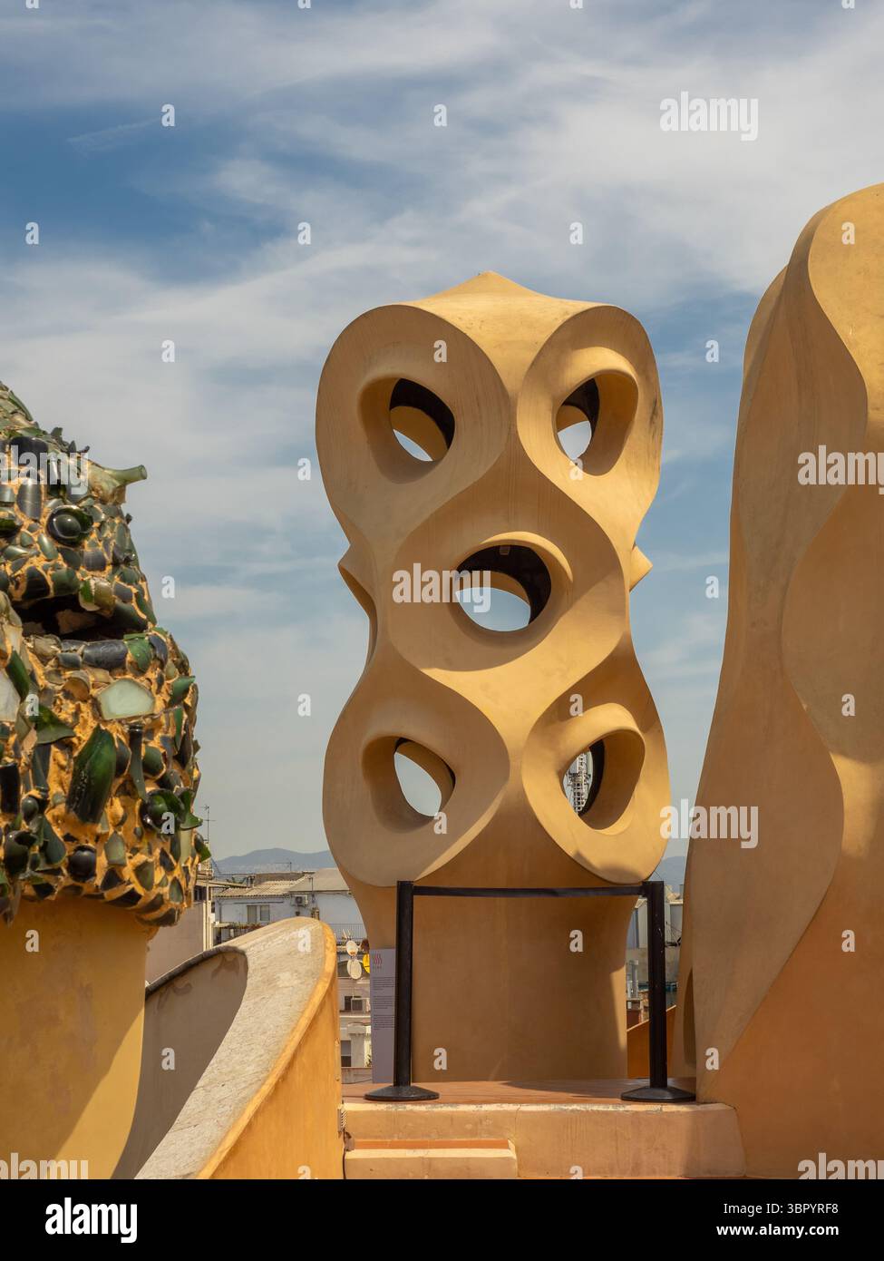 Ein skulpturaler Lüftungsturm, der oft mit einem mittelalterlichen Helm verglichen wird, auf der berühmten Dachterrasse von Gaudí Casa Milà, Barcelona, Spanien. Stockfoto
