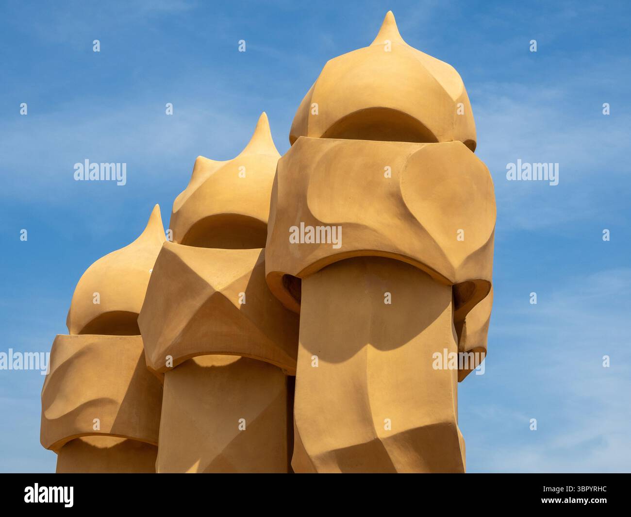 Eine Reihe abstrakter, organisch geformter Kamine, entworfen von Antoni Gaudí auf der ikonischen Dachterrasse der Casa Milà (La Pedrera) in Barcelona, Spanien. Stockfoto