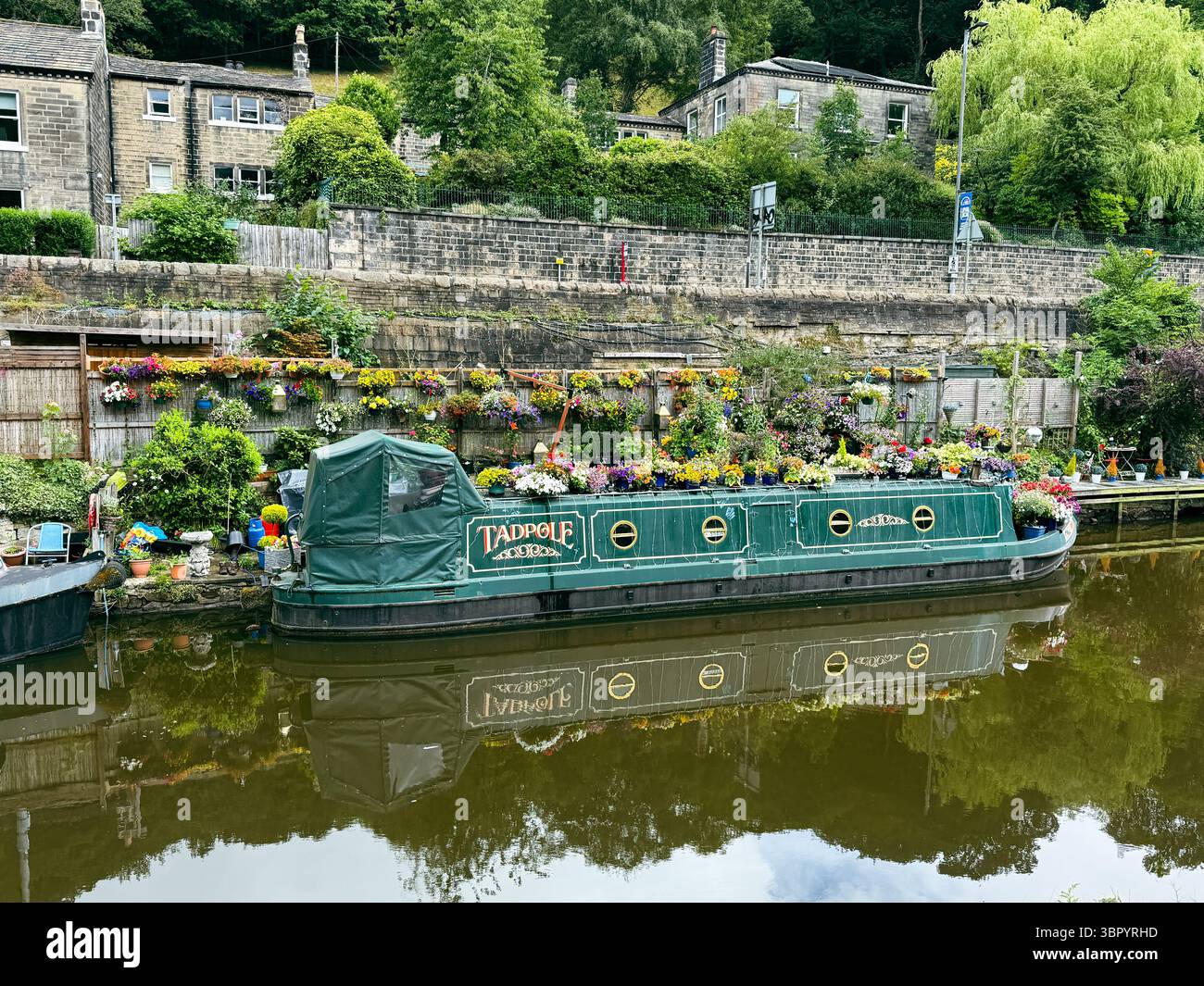 Kanalboot auf dem Rochdale Canal, Hebden Bridge, West Yorkshire, England, Großbritannien. - Smartphone-aufgenommenes Stockfoto