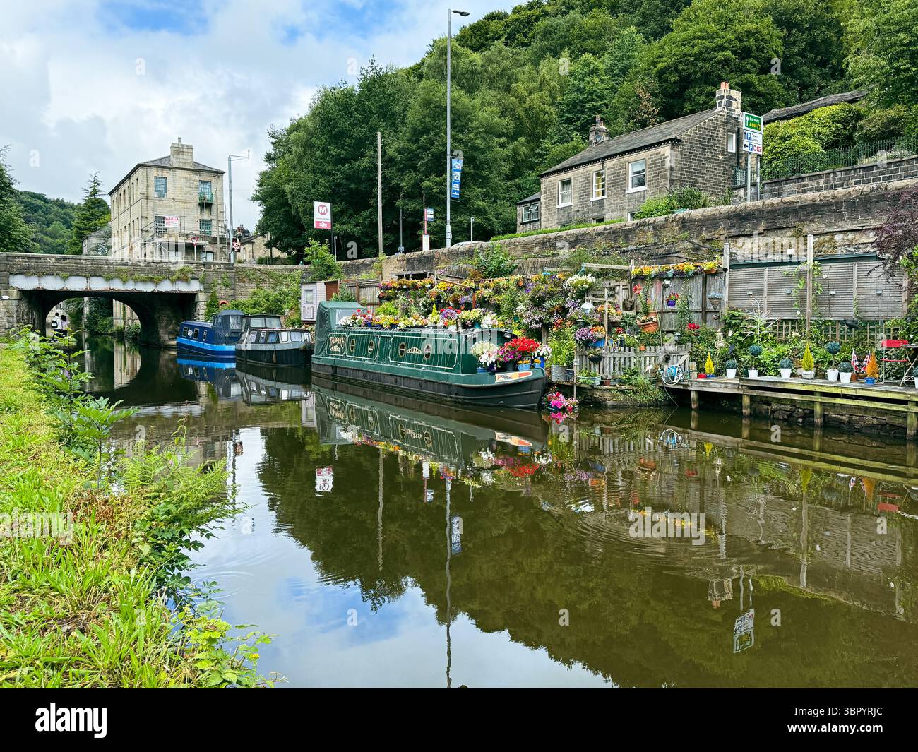 Kanalboot auf dem Rochdale Canal, Hebden Bridge, West Yorkshire, England, Großbritannien. - Smartphone-aufgenommenes Stockfoto