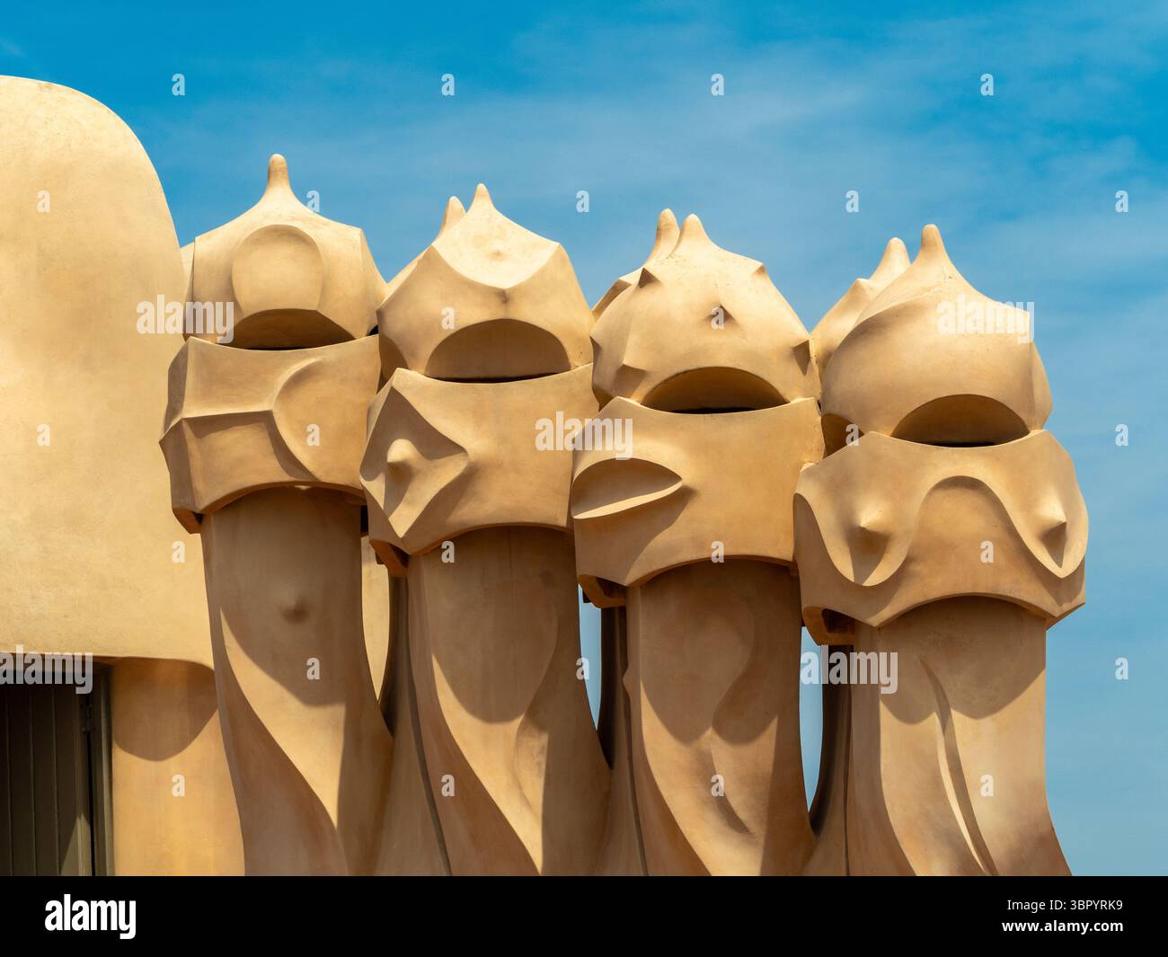 Eine Ansammlung fantastischer, skulpturaler Schornsteine auf dem einzigartigen „Garten der Krieger“-Dach der Casa Milà bei Gaudí, Barcelona, Spanien. Stockfoto