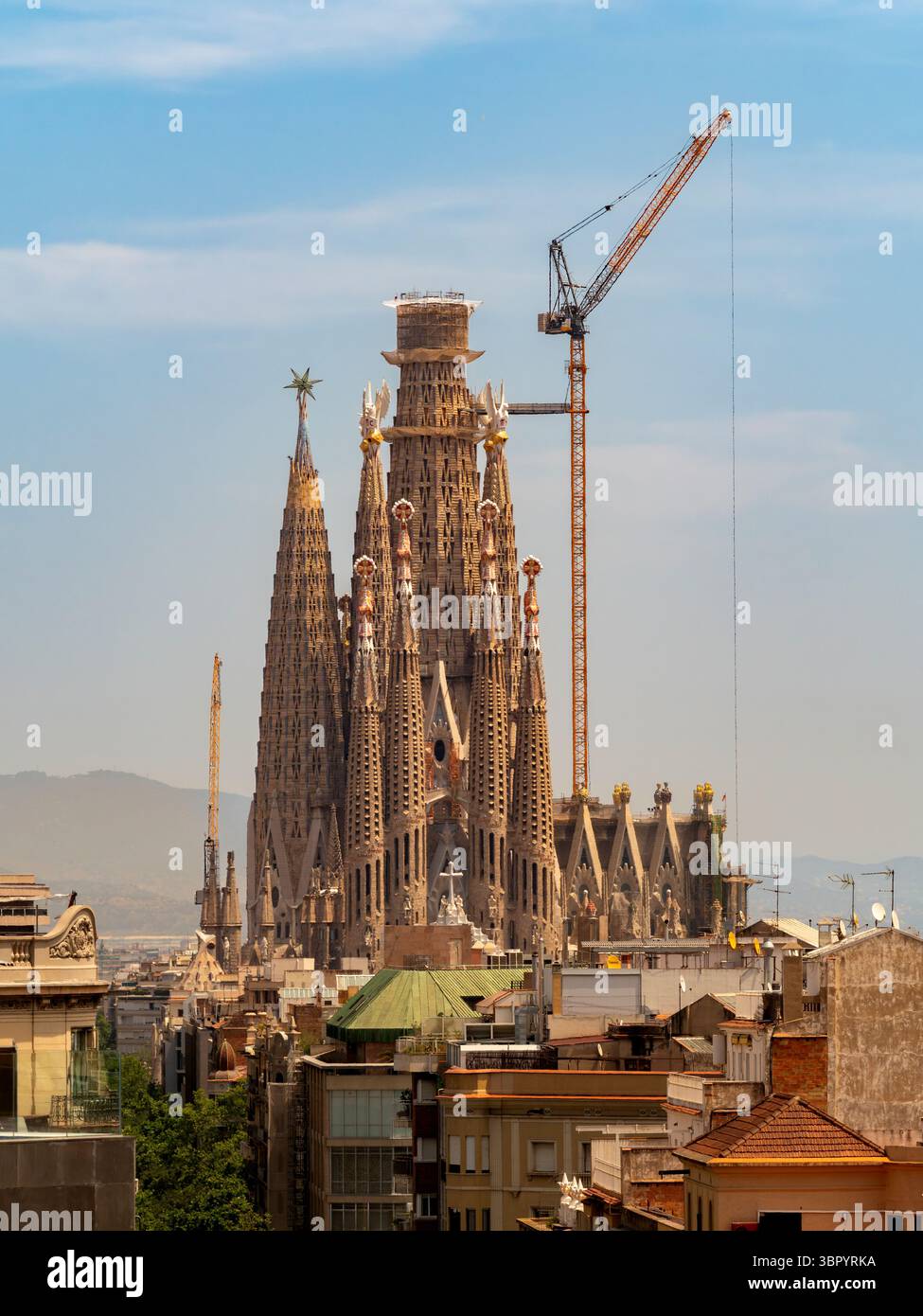 Tele-Blick auf die im Bau befindliche Basilika La Sagrada Familia, ein ikonisches Meisterwerk von Antoni Gaudí, erhebt sich über der Skyline von Barcelona. Stockfoto