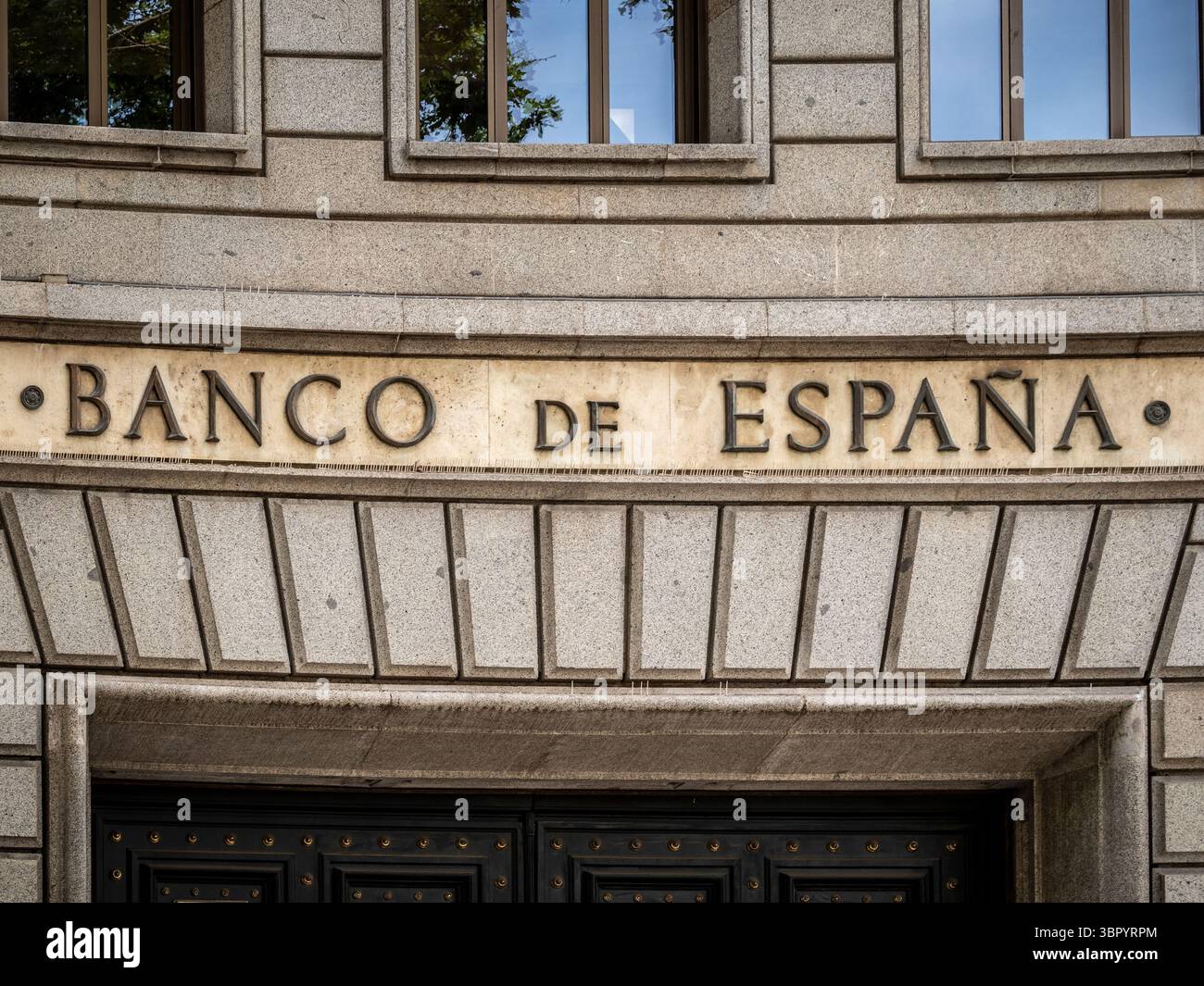 Der Name „Banco de España“ (Bank von Spanien) wurde in Stein an der Fassade des historischen und imposanten Zentralbankgebäudes in Barcelona, Spanien, gemeißelt. Stockfoto