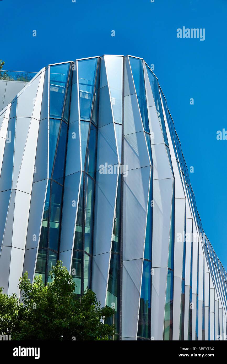 Modernes architektonisches Design mit Glasplatten und einzigartigen geometrischen Elementen Stockfoto
