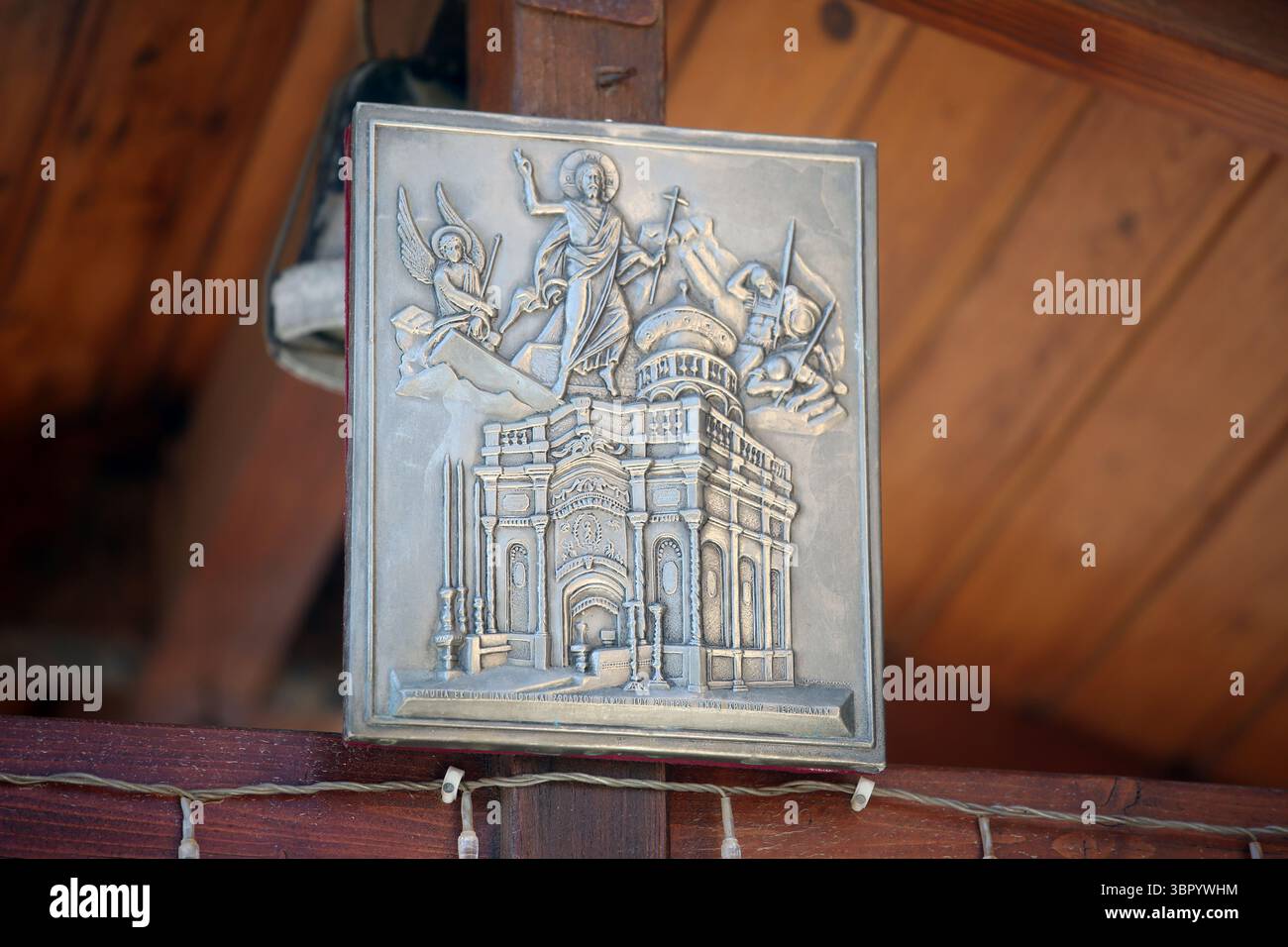 Silbernes Relief, das die Ädikel im Heiligen Grab in Jerusalem darstellt, wo Jesus Christus in der Agios Nikolaos Kirche Vari-Voula begraben und auferstanden wurde Stockfoto Silbernes Relief, das die Ädikel im Heiligen Grab in Jerusalem darstellt, wo Jesus Christus in der Agios Nikolaos Kirche Vari-Voula begraben und auferstanden wurde Stockfoto