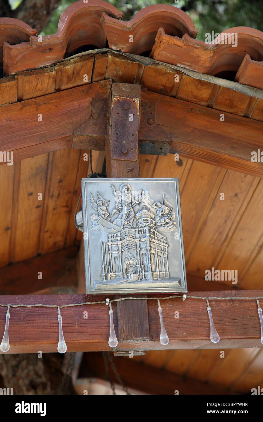 Silbernes Relief, das die Ädikel im Heiligen Grab in Jerusalem darstellt, wo Jesus Christus in der Agios Nikolaos Kirche Vari-Voula begraben und auferstanden wurde Stockfoto Silbernes Relief, das die Ädikel im Heiligen Grab in Jerusalem darstellt, wo Jesus Christus in der Agios Nikolaos Kirche Vari-Voula begraben und auferstanden wurde Stockfoto