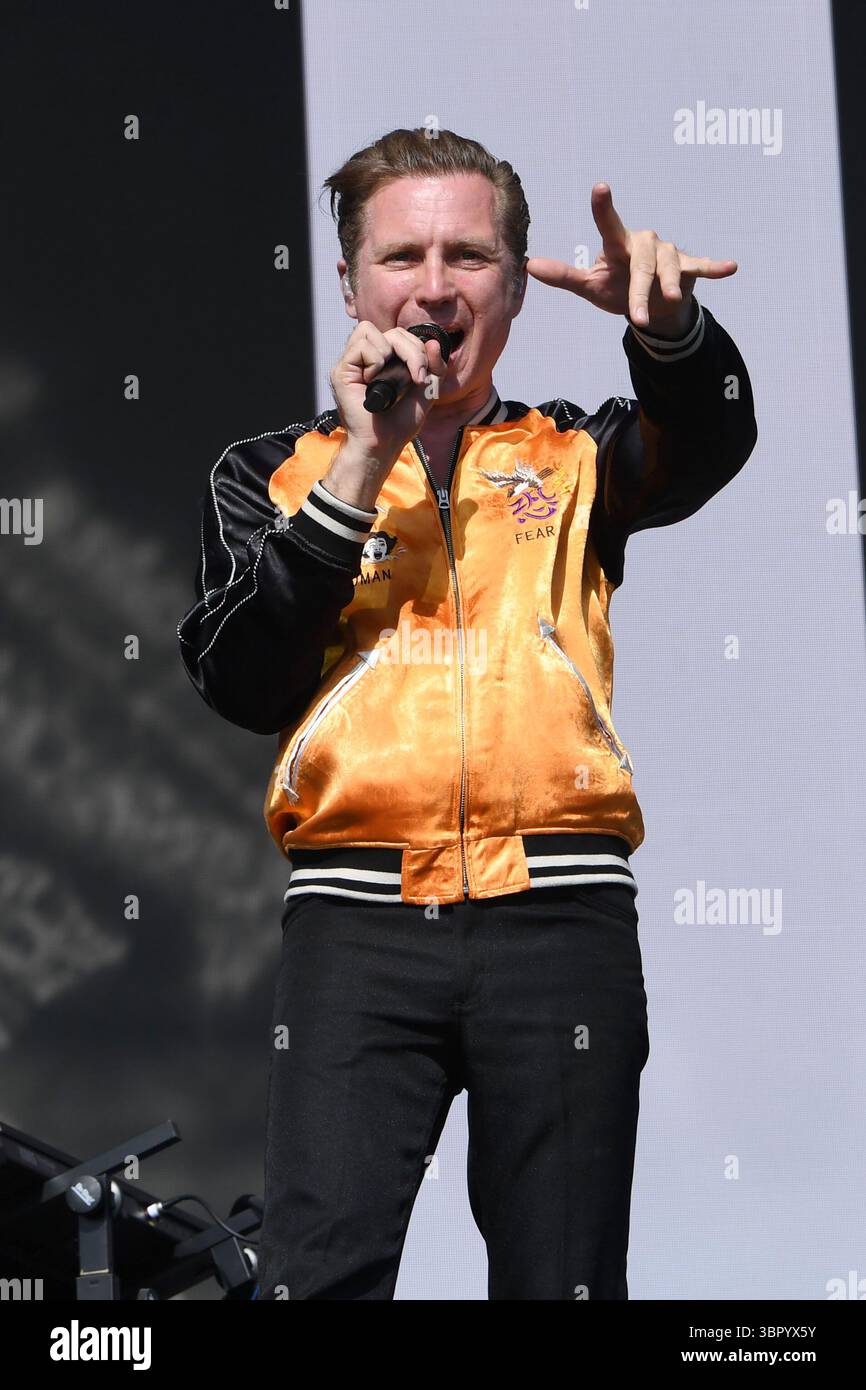 UK. Juni 2025. SHEPTON MALLET, ENGLAND - 27. JUNI: Alex Kapranos von „Franz Ferdinand“ tritt am 27. Juni 2025 auf der anderen Bühne beim Glastonbury Festival, Worthy Farm, Pilton, in Shepton Mallet, England auf.CAP/MAR © MAR/Capital Pictures Credit: Capital Pictures/Alamy Live News Stockfoto
