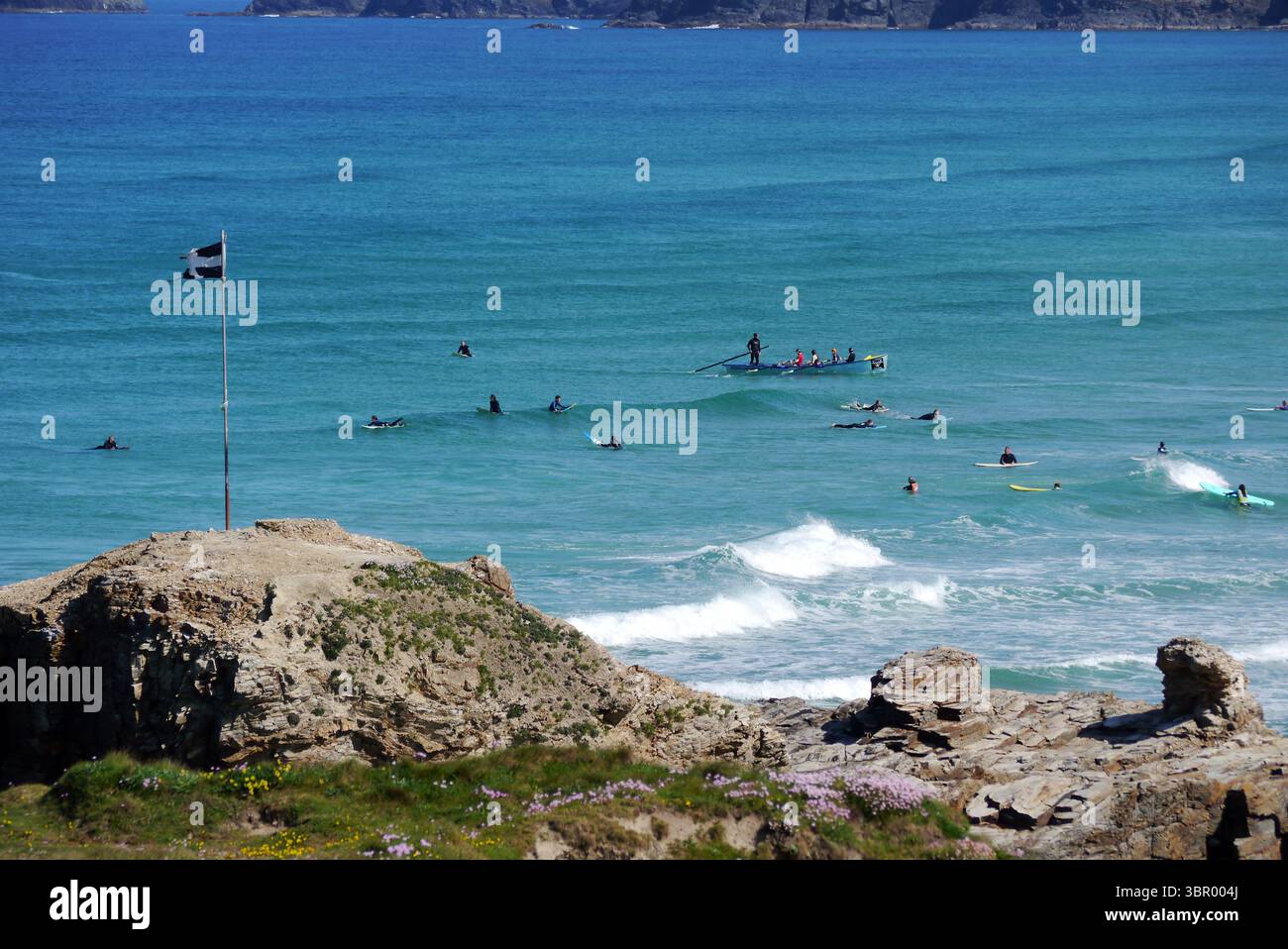 Menschen/Urlauber/Schwimmer/Surfer/Ruderer am Perranporth Beach von der Millennium Sundial auf dem Southwest Costal Path, Cornwall, England, Großbritannien. Stockfoto