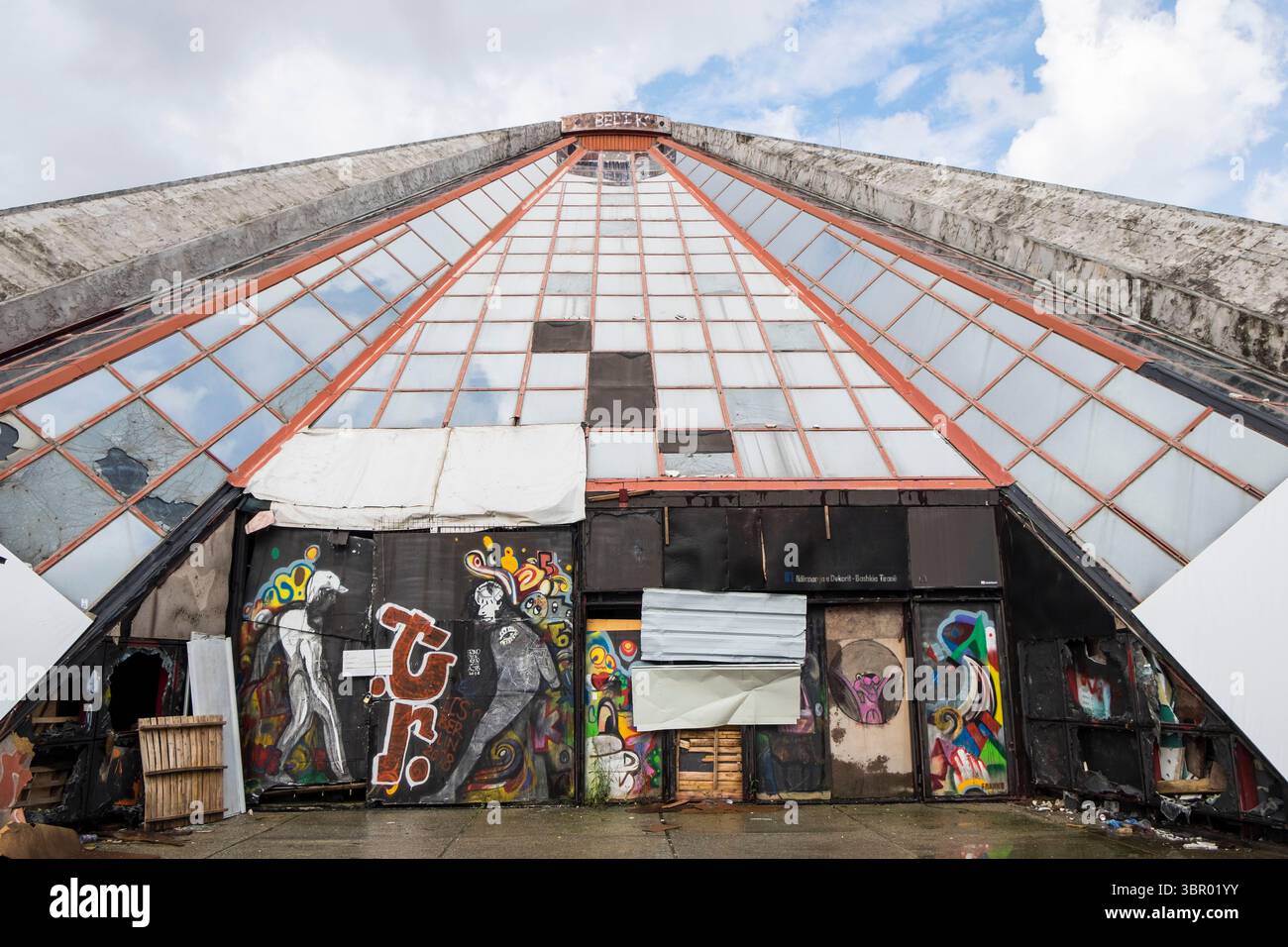 Albanien. Tirana. Pyramide. Qendra Nderkombetare und Kultures Arbnori. Internationales Kulturzentrum. Stockfoto