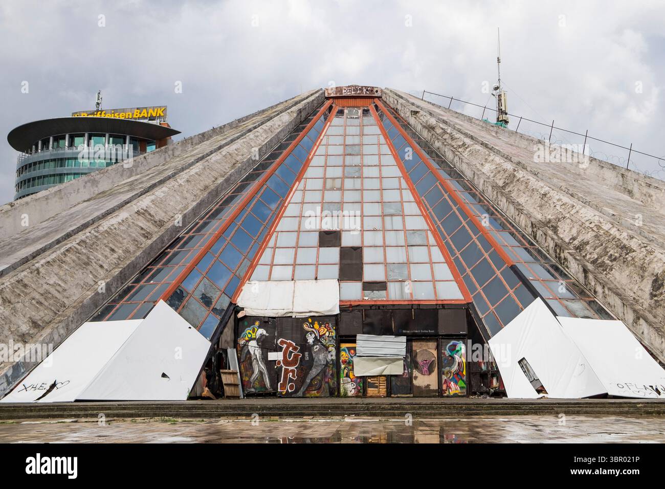 Albanien. Tirana. Pyramide. Qendra Nderkombetare und Kultures Arbnori. Internationales Kulturzentrum. Stockfoto