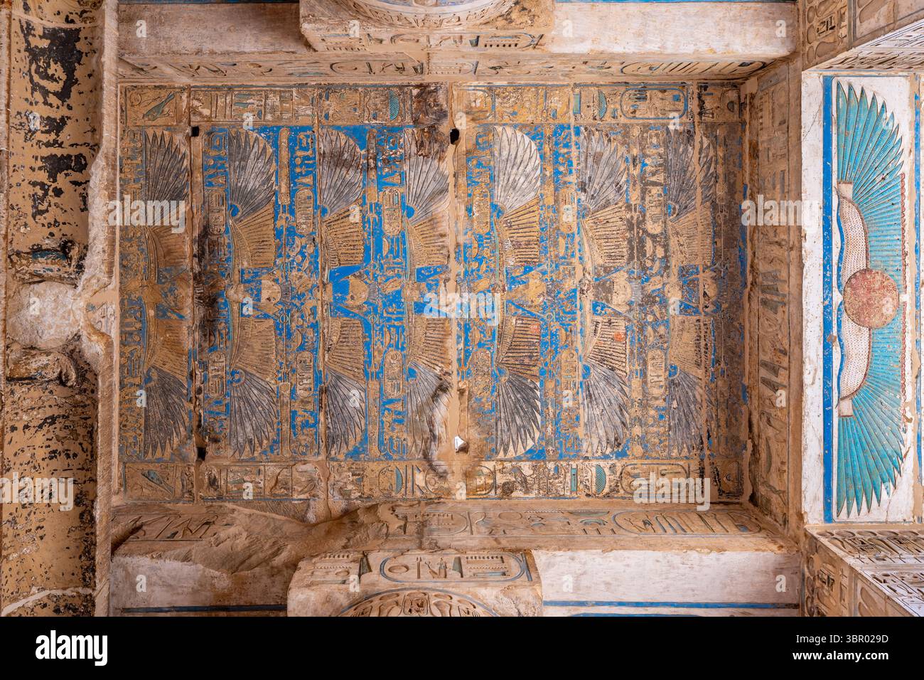 Sturz und Decke mit Darstellung der geflügelten Sonne, Medinet Habu Tempel in Luxor Stockfoto