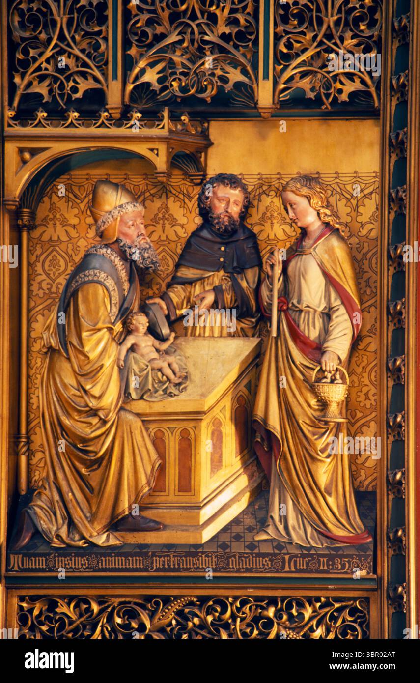 Holzplatte mit der Darstellung des Jesuskindes an Simeon im Tempel von Jerusalem (Lukas) in der katholischen Kirche St. Franziskus Xavier (de Krijtberg Kerk) Amsterdam Holland Stockfoto
