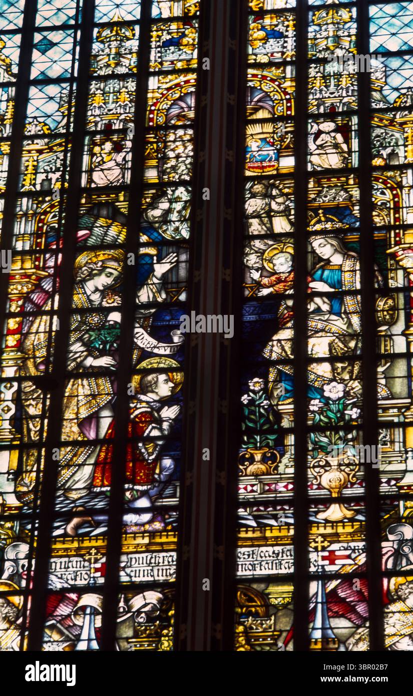 Buntglasfenster in der katholischen Kirche St. Franziskus Xavier (de Krijtberg Kerk) Amsterdam Holland Stockfoto Buntglasfenster in der katholischen Kirche St. Franziskus Xavier (de Krijtberg Kerk) Amsterdam Holland Stockfoto