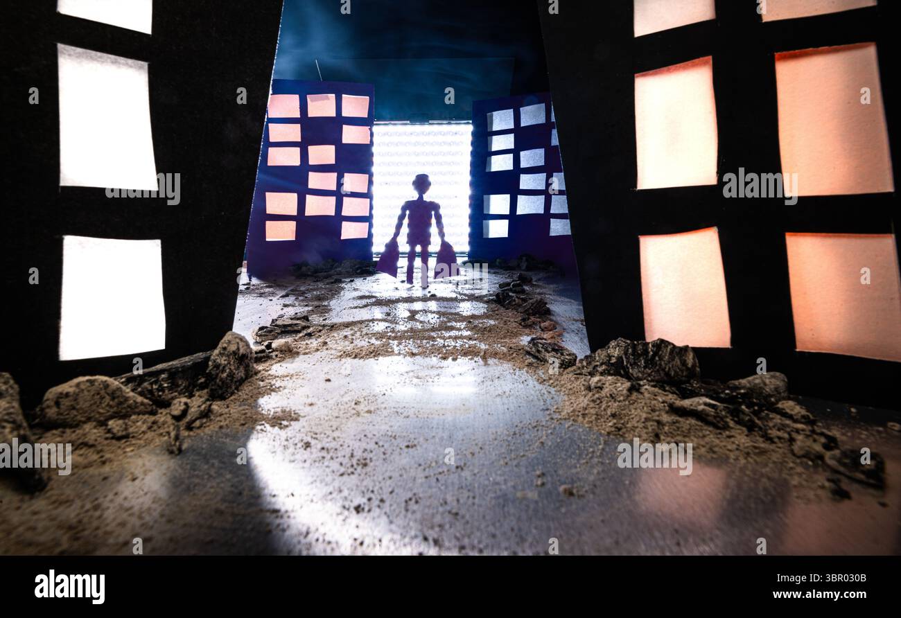 Konzeptionelles Bild eines Mannes mit Einkaufstaschen, der auf einem Schmutz- und felsenbedeckten Weg durch eine stilisierte Gasse mit sich verschlechternden Gebäuden läuft. Das d Stockfoto