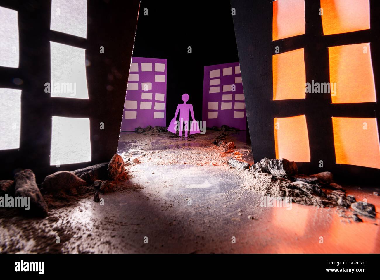 Konzeptionelles Bild eines Mannes mit Einkaufstaschen, der auf einem Schmutz- und felsenbedeckten Weg durch eine stilisierte Gasse mit sich verschlechternden Gebäuden läuft. Das d Stockfoto