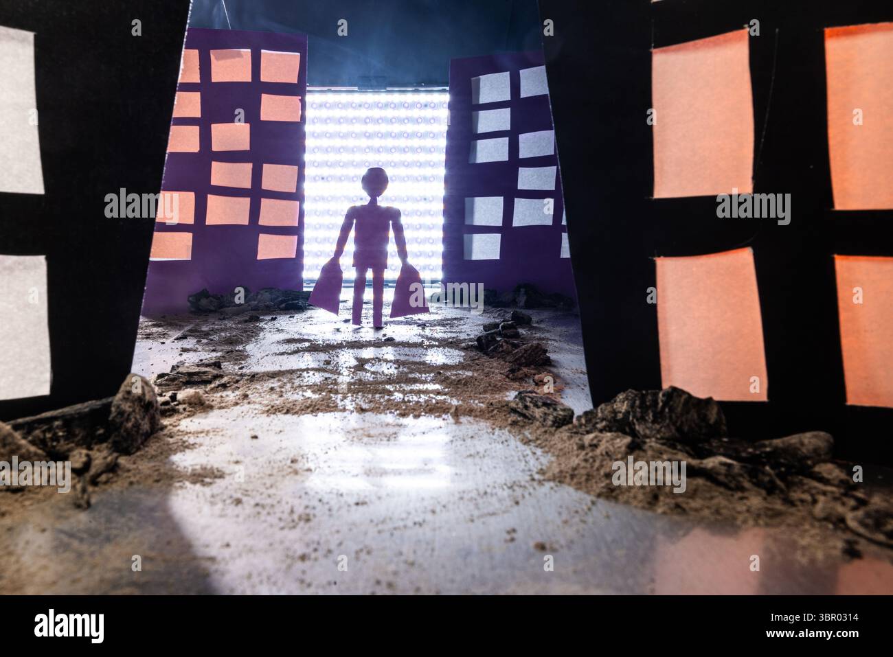 Konzeptionelles Bild eines Mannes mit Einkaufstaschen, der auf einem Schmutz- und felsenbedeckten Weg durch eine stilisierte Gasse mit sich verschlechternden Gebäuden läuft. Das d Stockfoto