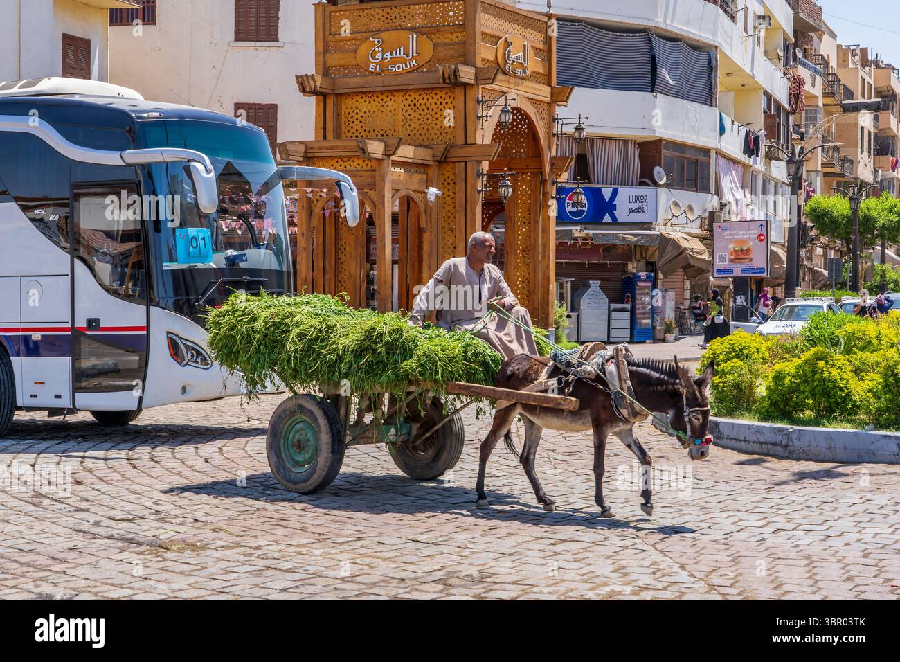 Kontrast zwischen Modernität und Tradition in den Straßen, Luxor Egypt Stockfoto