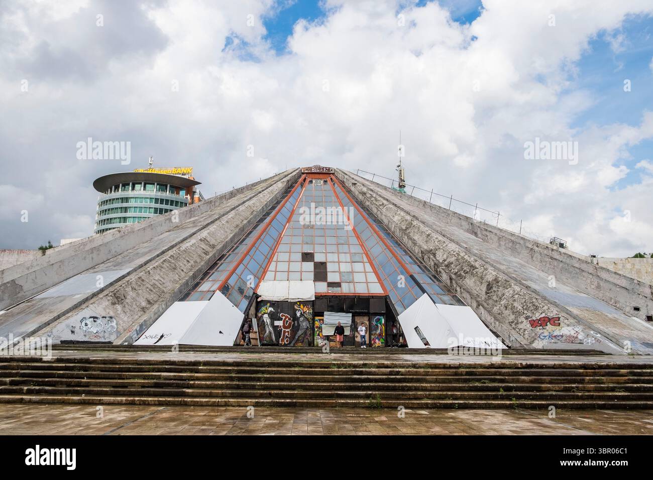 Albanien. Tirana. Pyramide. Qendra Nderkombetare und Kultures Arbnori. Internationales Kulturzentrum. Stockfoto