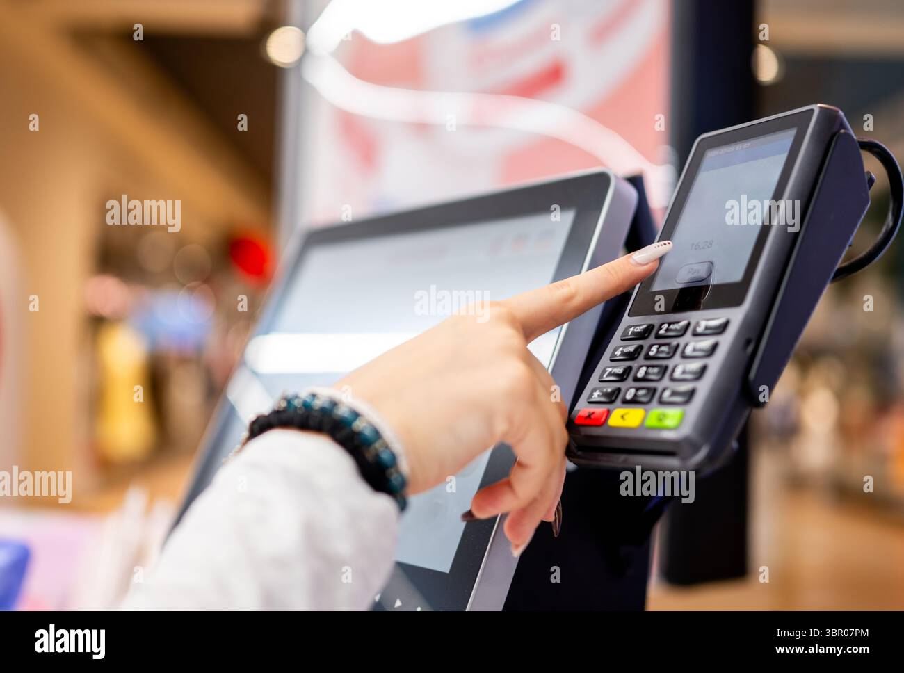 Nahaufnahme Eines Mädchens, das an der Selbstkasse für Lebensmittel bezahlt Stockfoto