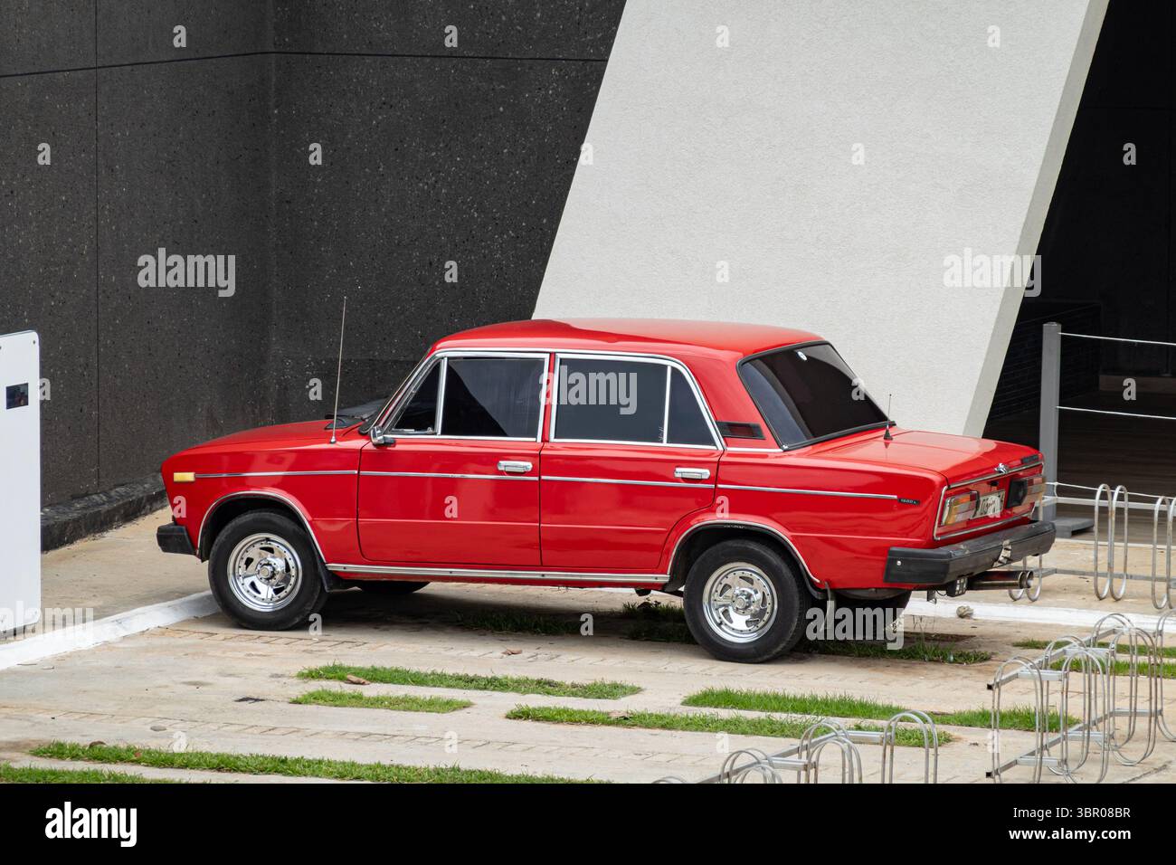 Varadero, Kuba - 2. September 2023: Roter Lada VAZ 2106 russischer Wagen in den Straßen von Varadero, Kuba. Sehr guter Zustand Stockfoto