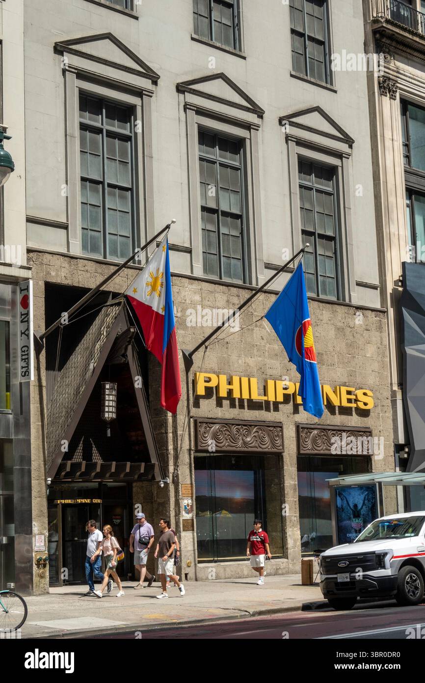 Das Philippines Center New York befindet sich an der 556 5th Ave., 2025, New York City, USA Stockfoto
