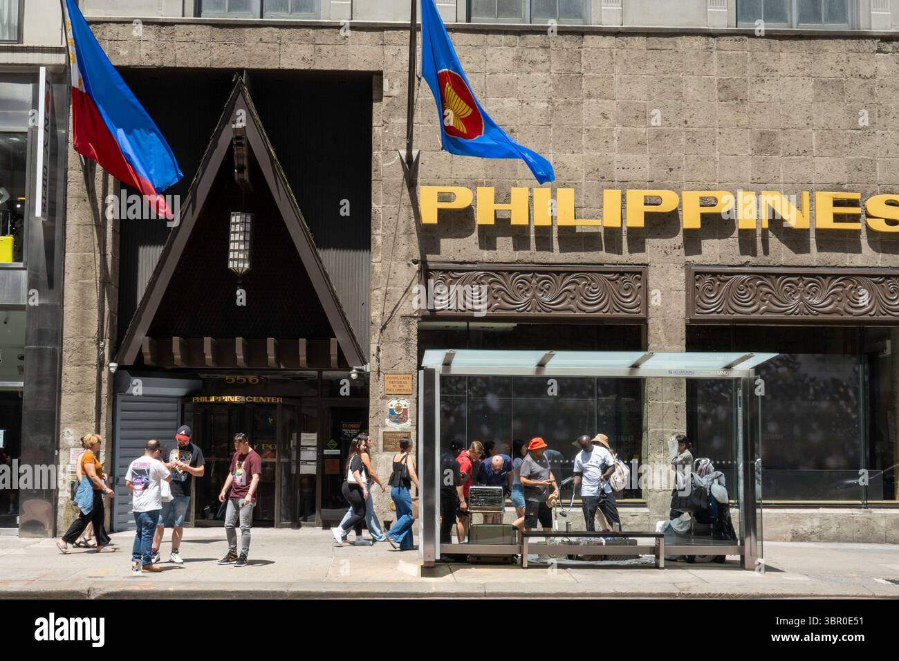 Das Philippines Center New York befindet sich an der 556 5th Ave., 2025, New York City, USA Stockfoto