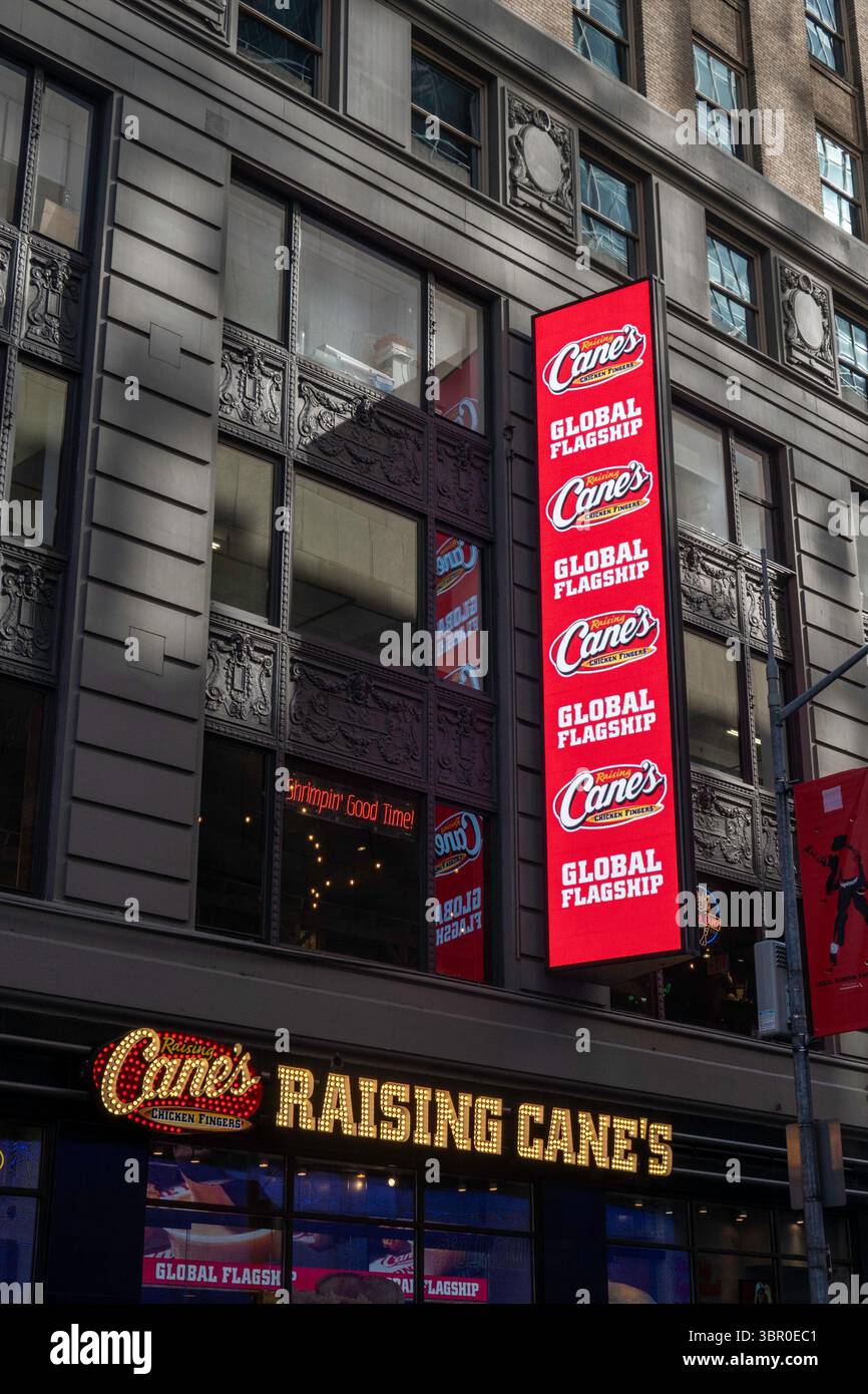 Raising Canes ist ein familienfreundliches, zwangloses Restaurant mit Chicken Fingers am Times Square, 2025, New York City, USA Stockfoto