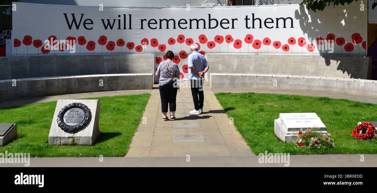 Schild, Beschilderung, wir werden uns an die Nachricht neben Cenotaph erinnern, Manchester, UK Stockfoto