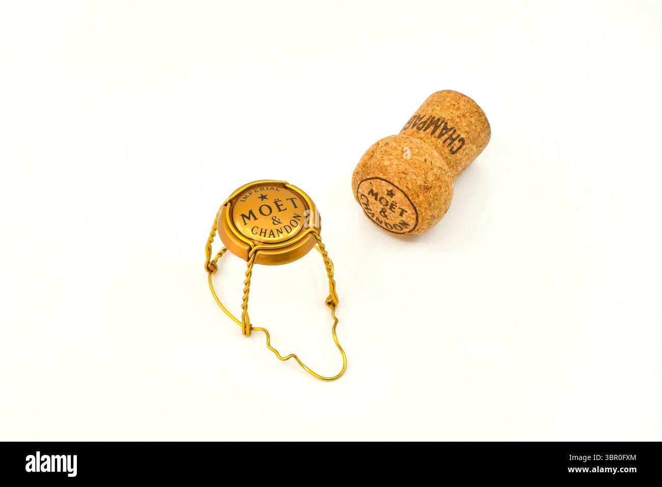 Metallflaschendeckel und Kork für Moet et Chandon Champagner isoliert auf weißem Hintergrund. Stockfoto