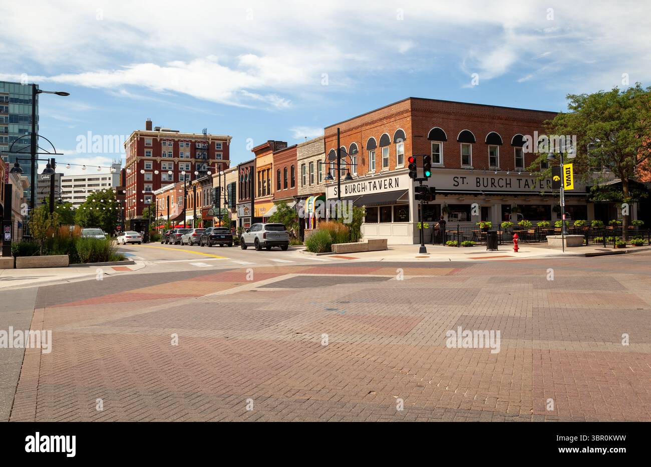 Eine Straßenszene direkt am Campus der University of Iowa. Stockfoto