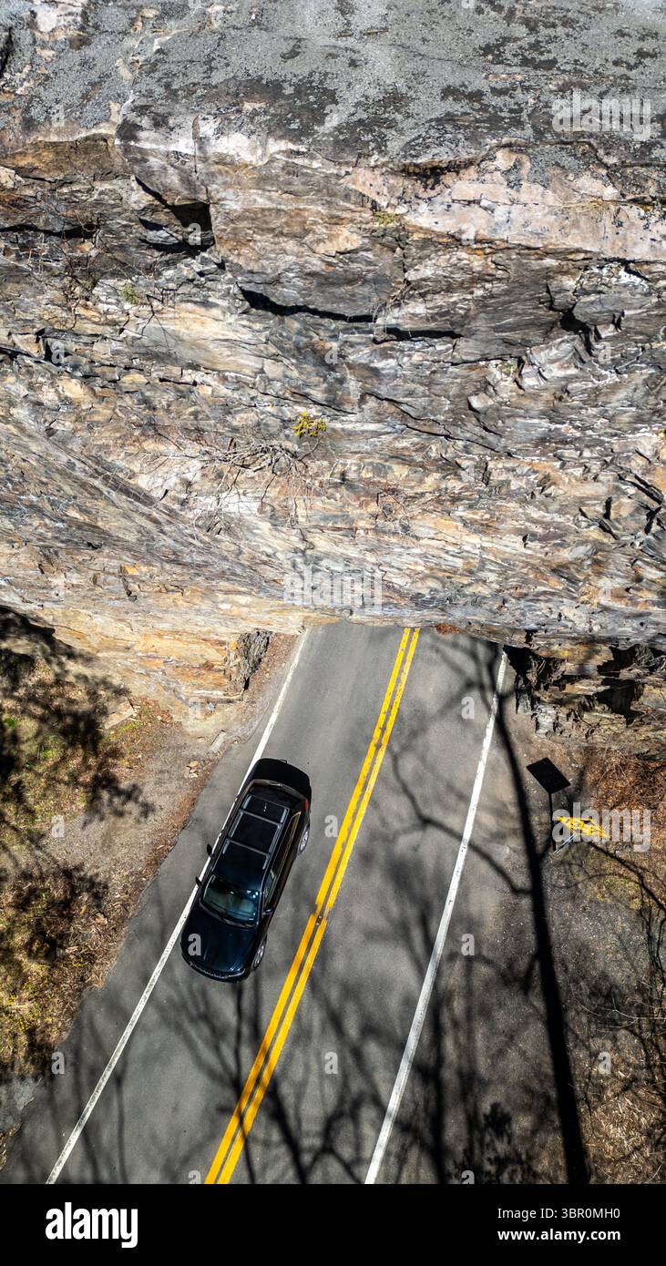 Backbone Rock, ein Wahrzeichen im Cherokee National Forest in Tennessee, USA. „Der kürzeste Tunnel der Welt“ Route TN133 Stockfoto