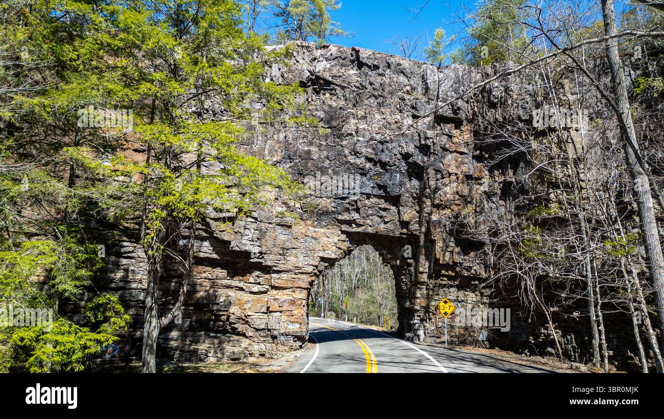 Backbone Rock, ein Wahrzeichen im Cherokee National Forest in Tennessee, USA. „Der kürzeste Tunnel der Welt“ Route TN133 Stockfoto