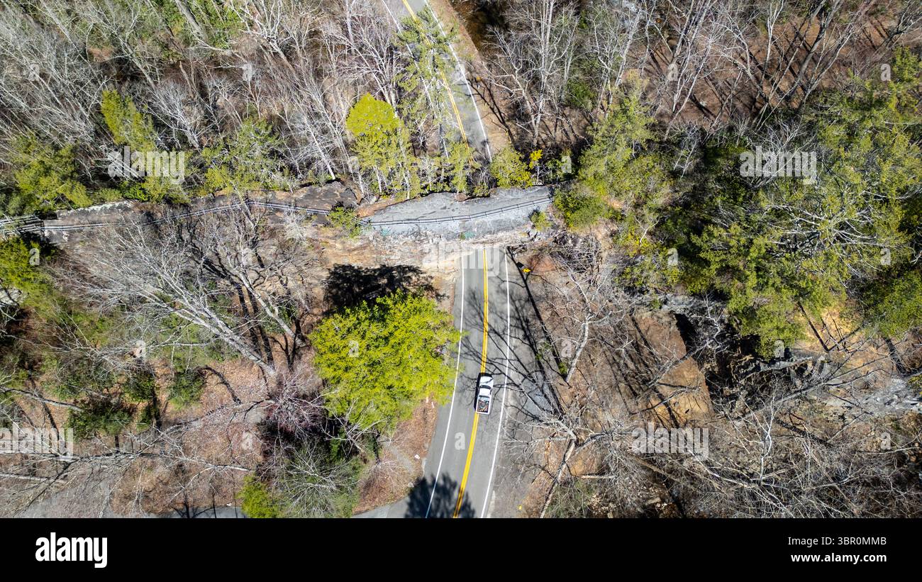 Backbone Rock, ein Wahrzeichen im Cherokee National Forest in Tennessee, USA. „Der kürzeste Tunnel der Welt“ Route TN133 Stockfoto