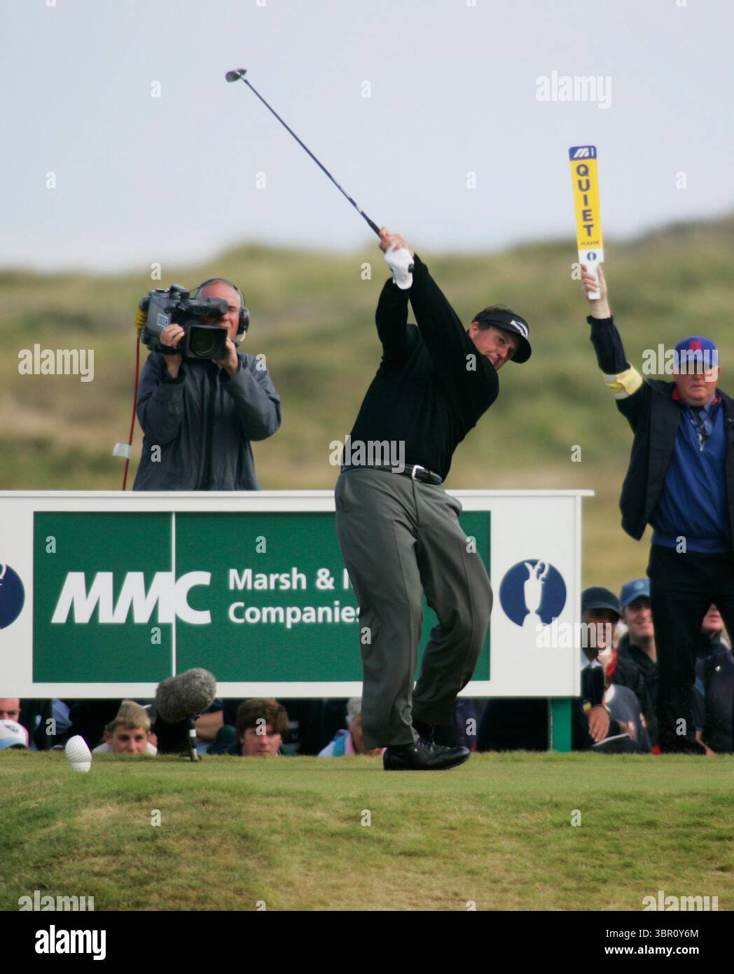 DIE OPEN CHAMPIONSHIP 2004, Mobile Television Kameras zeichnen das Spiel auf, als Phil Mickelson einen Drive schlägt Photo Credit Mark Newcombe / visionsingolf.com die Open Championship 2004 fand vom 15. Bis 18. Juli 2004 im Royal Troon Golf Club in Schottland statt. Stockfoto