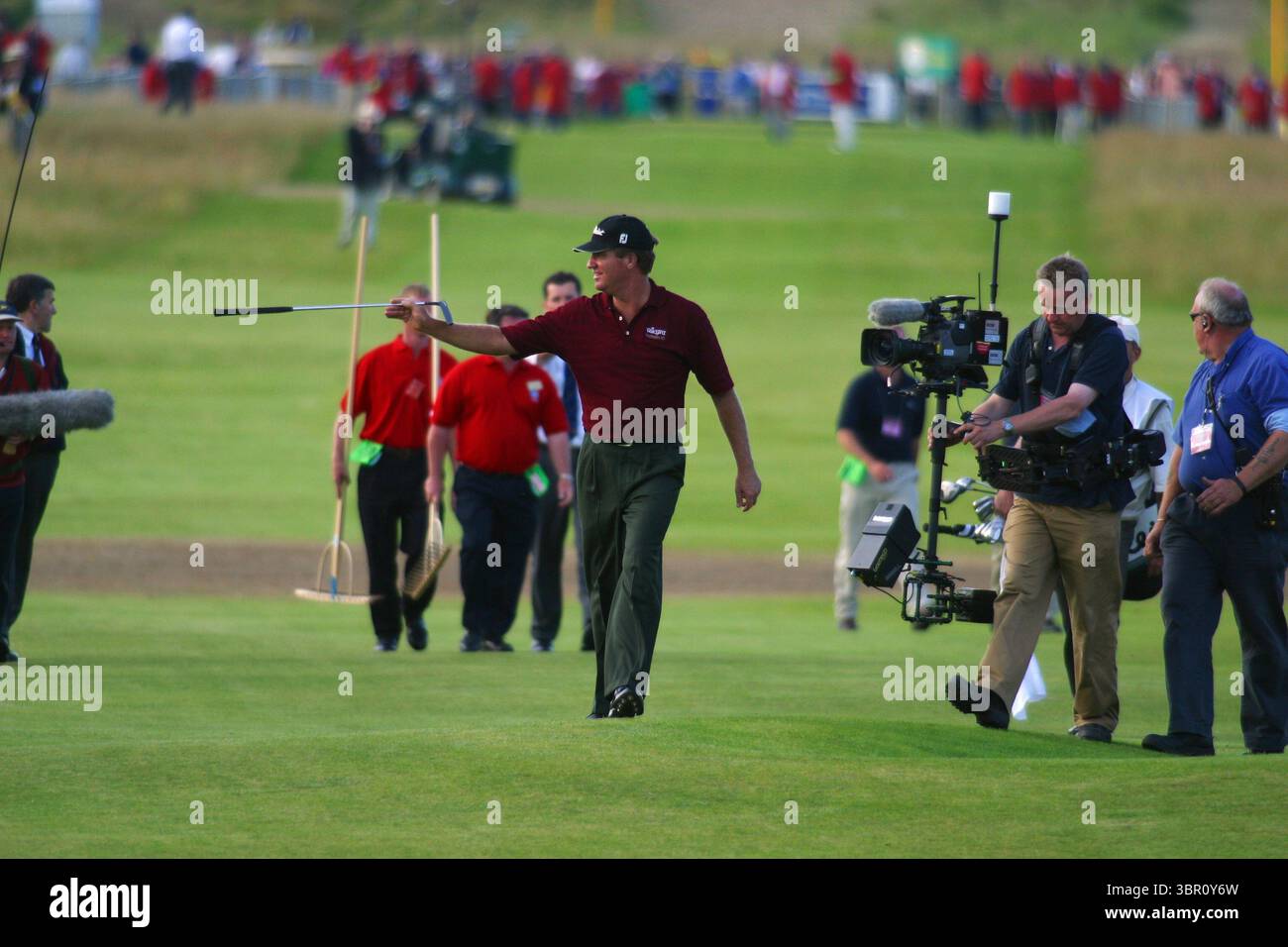 BEI DER OPEN CHAMPIONSHIP 2002 zeichnen Mobile Television Kameras das Spiel auf, während Steve Elkington während des Playoffs das Fairway aufsteigt. Foto: Mark Newcombe / visionsingolf.com Stockfoto