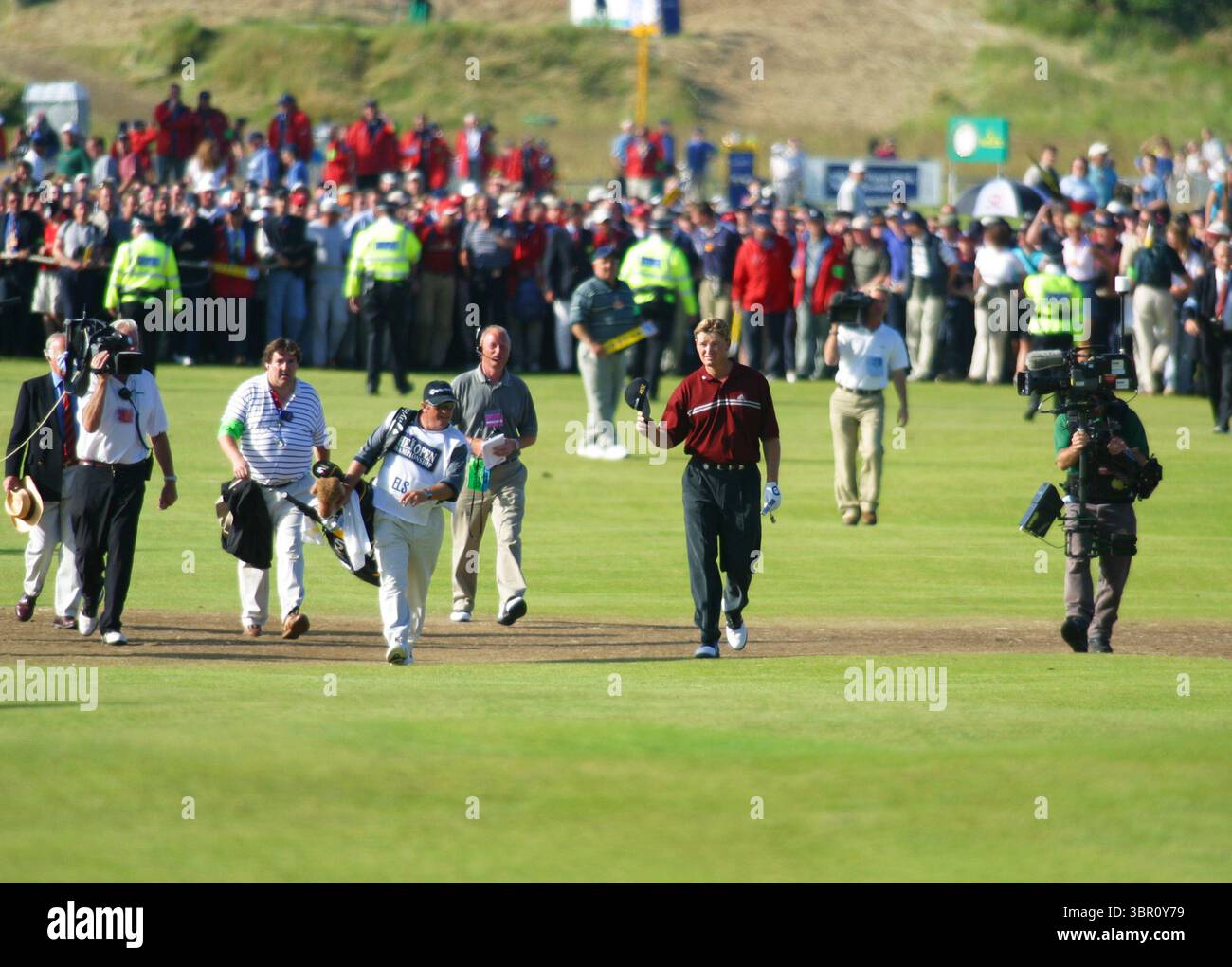 BEI DER OPEN CHAMPIONSHIP 2002 zeichnen Mobile Television Kameras das Spiel auf, während Ernie Els während der Playoffs das Fairway aufsteigt. Foto: Mark Newcombe / visionsingolf.com Stockfoto