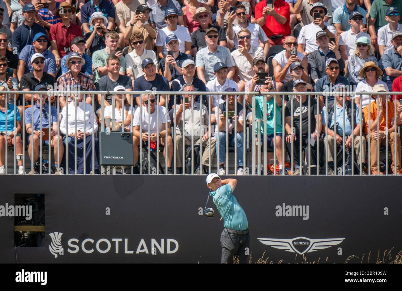 Renaissance Club, in der Nähe von Gullane, East Lothian, Großbritannien. Juli 2025. DP Tour Genesis Scottish Open Golf champs Tag 1 mit Fan-Liebling Rory McIlroy stellte sich heute Nachmittag das erste Loch vor, auf dem er ein Bogey erzielte. PIC Credit: phil wilkinson/Alamy Live News Stockfoto