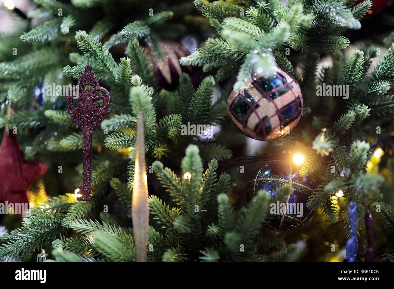 Nahaufnahme des verzierten Weihnachtsbaums. Selektiver Fokus. Stockfoto