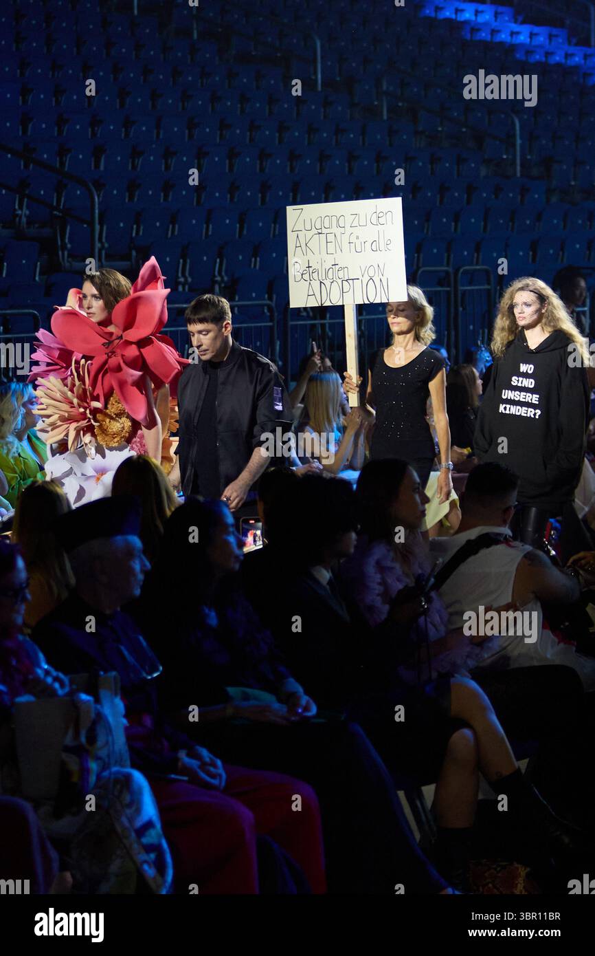 Kilian Kerner präsentiert auf der Berlin Fashion Week am 2. Juli 2025 eine Posterkampagne „Wo sind unsere Kinder“ in Berlin Stockfoto
