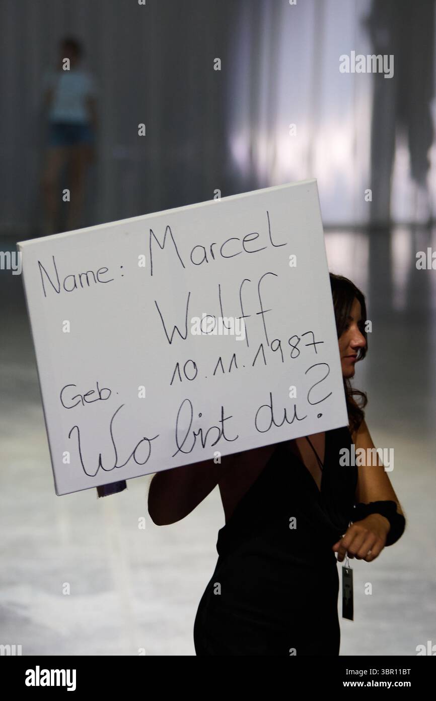 Kilian Kerner präsentiert auf der Berlin Fashion Week am 2. Juli 2025 eine Posterkampagne „Wo sind unsere Kinder“ in Berlin Stockfoto