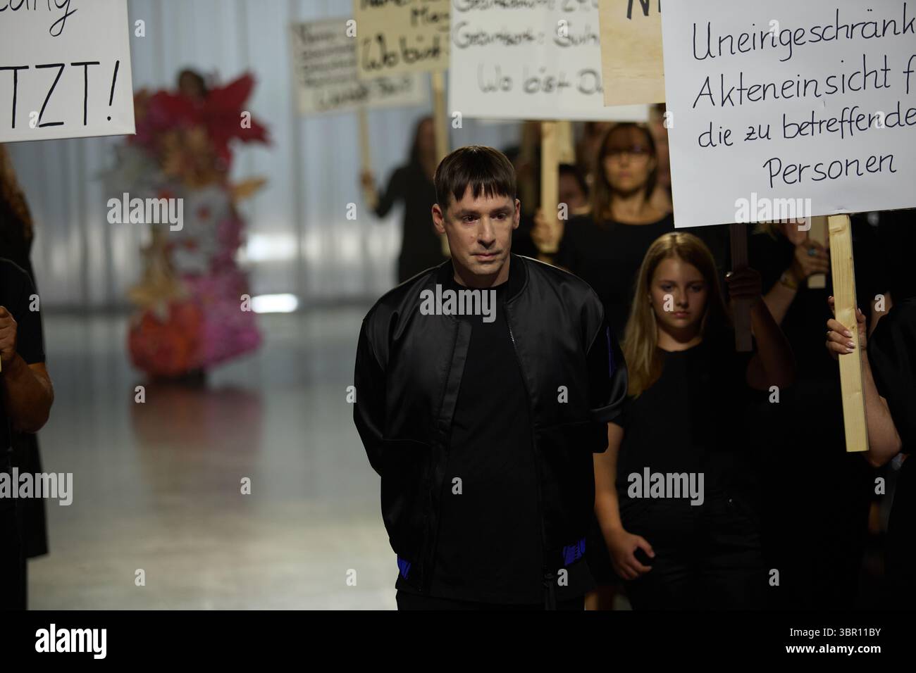 Kilian Kerner präsentiert auf der Berlin Fashion Week am 2. Juli 2025 eine Posterkampagne „Wo sind unsere Kinder“ in Berlin Stockfoto
