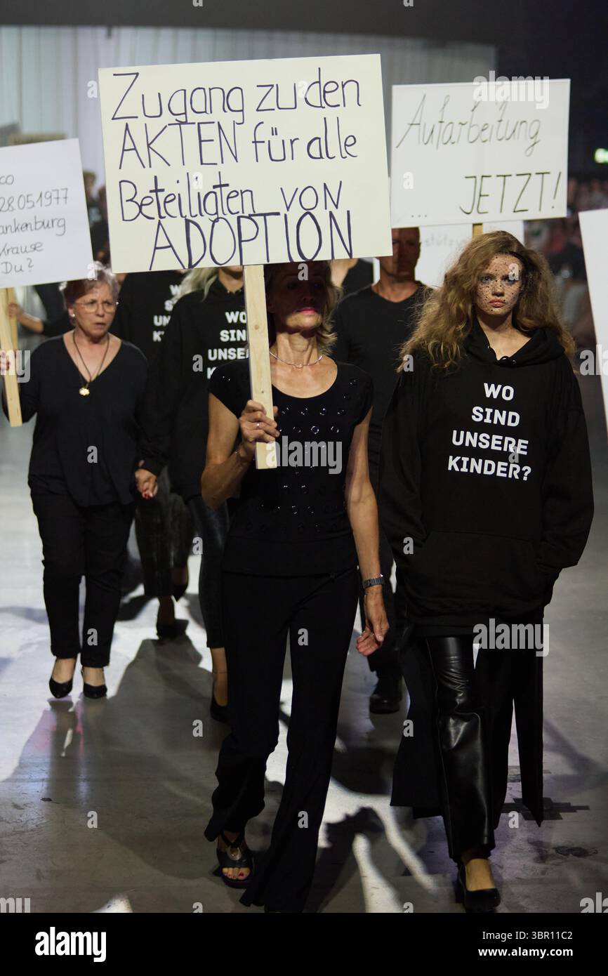 Kilian Kerner präsentiert auf der Berlin Fashion Week am 2. Juli 2025 eine Posterkampagne „Wo sind unsere Kinder“ in Berlin Stockfoto