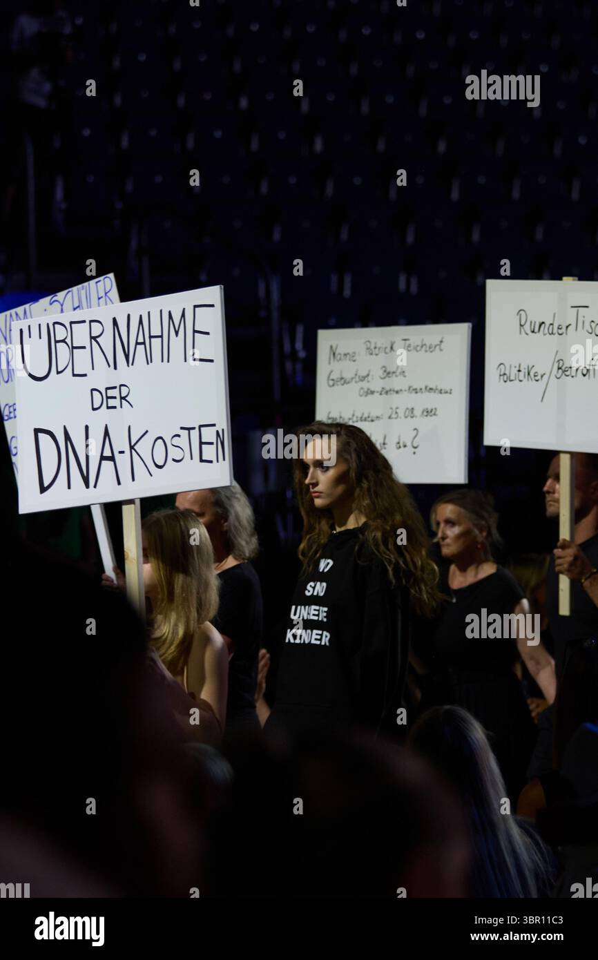 Kilian Kerner präsentiert auf der Berlin Fashion Week am 2. Juli 2025 eine Posterkampagne „Wo sind unsere Kinder“ in Berlin Stockfoto