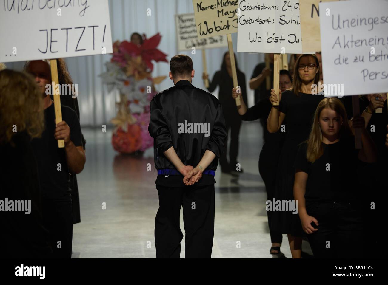 Kilian Kerner präsentiert auf der Berlin Fashion Week am 2. Juli 2025 eine Posterkampagne „Wo sind unsere Kinder“ in Berlin Stockfoto