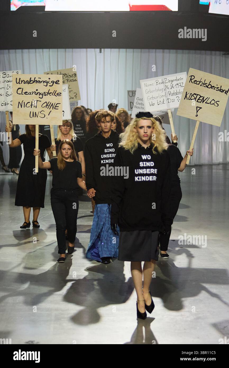 Kilian Kerner präsentiert auf der Berlin Fashion Week am 2. Juli 2025 eine Posterkampagne „Wo sind unsere Kinder“ in Berlin Stockfoto